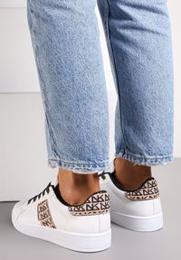 Renee - Biało-Granatowe Sneakersy z Wstawkami Danthe. Kolor: biały. Materiał: jeans