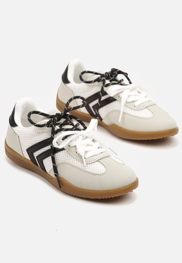 Renee - Białe Sneakersy w Stylu Tenisówek Ozdobione Geometrycznym Wzorem Teloriella. Okazja: na co dzień. Zapięcie: sznurówki. Kolor: biały. Materiał: jeans. Wzór: aplikacja, geometria