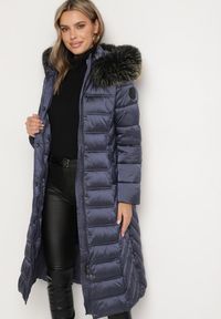 Born2be - Granatowa Pikowana Kurtka Zimowa o Długim Kroju z Odpinanym Kapturem z Futrem Mintoria. Okazja: na co dzień. Kolor: niebieski. Materiał: futro. Długość: długie. Sezon: zima. Styl: casual, elegancki #6