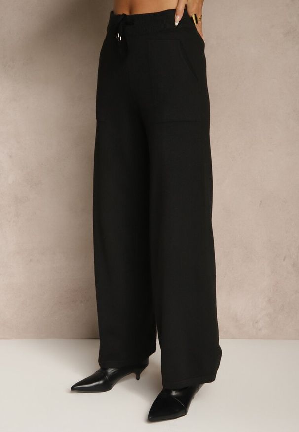 Renee - Jasnobeżowy Komplet z Dzianiny Spodnie Wide Leg i Retro Kardigan Giosila. Kolekcja: plus size. Kolor: beżowy. Materiał: dzianina