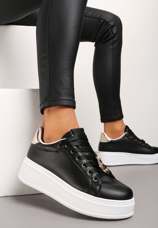 Born2be - Czarno-Złote Sneakersy na Grubej Podeszwie przed Kostkę z Metalowymi Zawieszkami Ozdobionymi Cyrkoniami Nasulla. Wysokość cholewki: przed kostkę. Kolor: czarny. Wzór: aplikacja