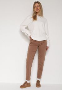 Born2be - Brązowe Jeansy Mom Fit z Wysokim Stanem Marzia. Okazja: na co dzień. Stan: podwyższony. Kolor: brązowy. Styl: casual #7