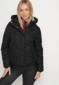 Born2be - Czarna Pikowana Kurtka z Kapturem i Bocznymi Zdobieniami Ollenea. Okazja: na spacer, na co dzień, na spotkanie biznesowe, do pracy. Typ kołnierza: kaptur. Kolor: czarny. Materiał: jeans. Wzór: aplikacja. Styl: casual, biznesowy, elegancki #1
