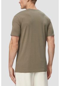 Guess - GUESS Zielony męski t-shirt z lampasami na krótki rękaw Hedley, Rozmiar S. Okazja: na co dzień. Kolor: zielony. Długość rękawa: krótki rękaw. Długość: krótkie. Styl: casual, sportowy #4