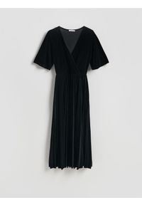Reserved - Welurowa sukienka z plisowaniem - czarny. Kolor: czarny. Materiał: welur #1