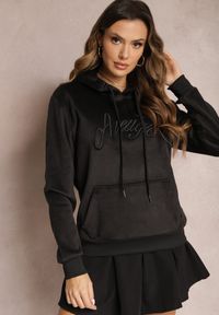 Renee - Czarna Welurowa Bluza z Haftowanym Napisem Hastte. Typ kołnierza: kaptur. Kolor: czarny. Materiał: welur. Wzór: haft, napisy #5