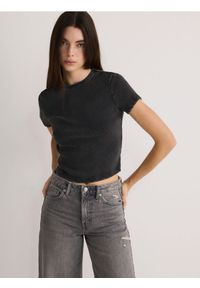 Reserved - Bawełniany t-shirt w prążek - ciemnoszary. Kolor: szary. Materiał: bawełna. Długość: krótkie. Wzór: prążki