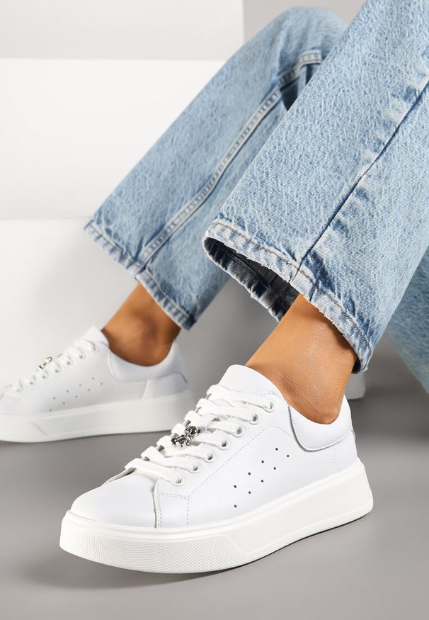 Renee - Białe Sneakersy Skórzane z Metaliczną Aplikacją i Perforacją Xalzeki. Okazja: na co dzień. Kolor: biały. Materiał: skóra. Wzór: aplikacja