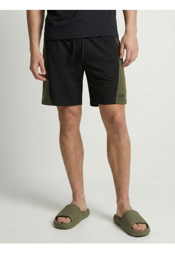 Sinsay - Szorty sportowe - czarny. Kolor: czarny. Styl: sportowy