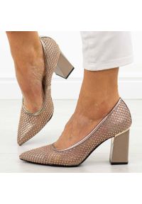 Beżowe czółenka damskie na słupku Vinceza 62211. Okazja: na spotkanie biznesowe, na ślub cywilny, na wesele, na imprezę. Kolor: beżowy. Materiał: skóra. Szerokość cholewki: normalna. Wzór: aplikacja. Sezon: wiosna, lato. Obcas: na słupku. Styl: biznesowy, elegancki, klasyczny, wizytowy #1