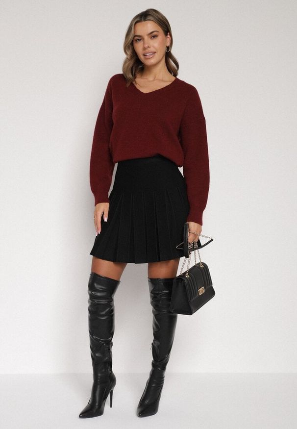 Born2be - Czarna Plisowana Spódnica z Wiskozą z Wysokim Stanem Nesadoe. Okazja: na co dzień, na spotkanie biznesowe. Stan: podwyższony. Kolor: czarny. Materiał: wiskoza. Styl: biznesowy, klasyczny, casual, elegancki