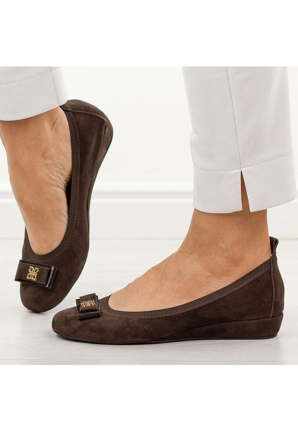 Brązowe zamszowe skórzane Polskie baleriny damskie Prestige 2236. Okazja: na co dzień. Nosek buta: okrągły. Kolor: brązowy. Materiał: zamsz, skóra. Szerokość cholewki: normalna. Sezon: wiosna, jesień, lato. Obcas: na koturnie. Styl: casual, elegancki, klasyczny, wizytowy