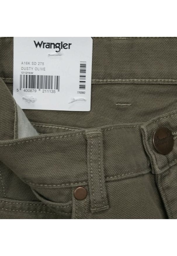 Wrangler - WRANGLER CARPENTER MĘSKIE SPODNIE MATERIAŁOWE DUSTY OLIVE W16KSD275. Materiał: materiał