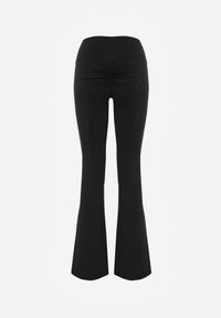 Renee - Czarne Legginsy Flare High Waist Ozdobione z Tyłu Modelującym Marszczeniem Deinoreia. Okazja: na co dzień. Stan: podwyższony. Kolor: czarny. Wzór: aplikacja. Styl: elegancki, casual #2