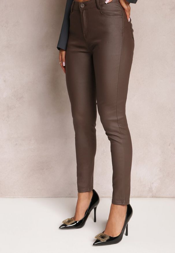 Renee - Brązowe Spodnie Skinny z Ekoskóry Operwena. Okazja: na co dzień. Stan: podwyższony. Kolor: brązowy. Materiał: satyna. Długość: długie. Styl: sportowy, casual, elegancki, wizytowy
