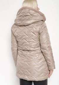Born2be - Ciemnobeżowa Pikowana Kurtka z Kapturem Ocieplana Futerkiem Lealinea. Okazja: na co dzień. Typ kołnierza: kaptur. Kolekcja: plus size. Kolor: beżowy. Materiał: futro. Długość: długie. Styl: casual #3