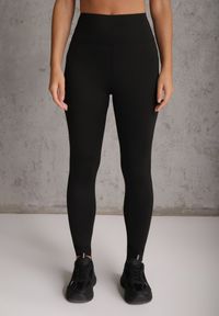 Renee - Czarne Legginsy High Waist z Elastycznego Materiału Azelia. Okazja: na co dzień. Stan: podwyższony. Kolor: czarny. Materiał: materiał. Długość: krótkie. Styl: casual #8