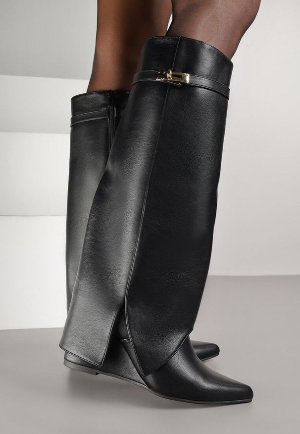 Renee - Czarne Kozaki na Koturnie z Cholewką Imitującą Nogawkę z Aplikacją Testarria. Okazja: na randkę. Kolor: czarny. Materiał: jeans. Szerokość cholewki: normalna. Wzór: aplikacja. Obcas: na koturnie. Styl: rockowy. Wysokość obcasa: średni