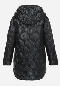 Born2be - Czarna Kurtka z Geometrycznym Pikowaniem i Kapturem Cala. Okazja: na co dzień. Kolor: czarny. Materiał: tkanina. Długość rękawa: długi rękaw. Długość: długie. Wzór: geometria. Styl: casual #5
