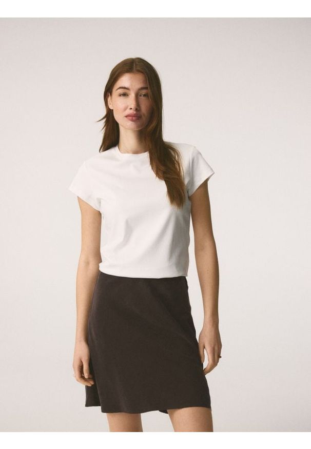 Reserved - T-shirt z domieszką jedwabiu - biały. Kolor: biały. Materiał: jedwab