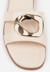 Renee - Beżowe Klapki z Metaliczną Klamrą i Geometryczną Cholewką Ariesienne. Okazja: na co dzień. Kolor: beżowy. Materiał: len. Wzór: geometria. Sezon: lato. Styl: casual #4