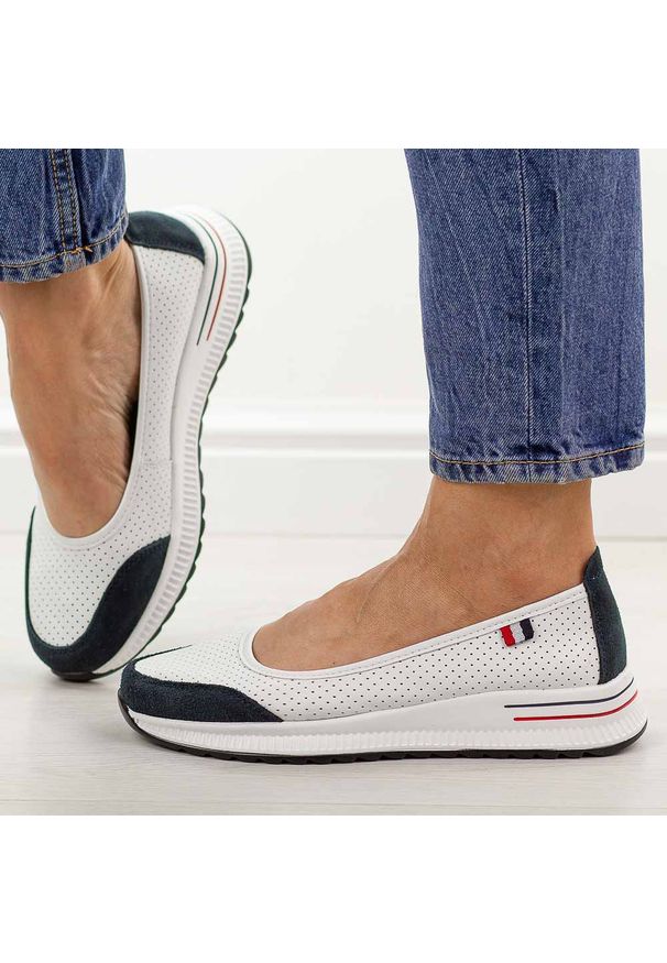 Białe wt/nv skórzane półbuty damskie Filippo Dp6134/26. Nosek buta: okrągły. Kolor: biały. Materiał: skóra. Szerokość cholewki: normalna. Sezon: wiosna, jesień, lato. Styl: klasyczny