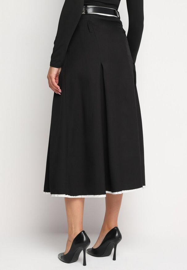 Born2be - Czarna Plisowana Rozkloszowana Spódnica z Imitacją Kieszeni Paskiem i Gumką w Talii Evisthai. Okazja: na co dzień. Kolor: czarny. Styl: casual, elegancki