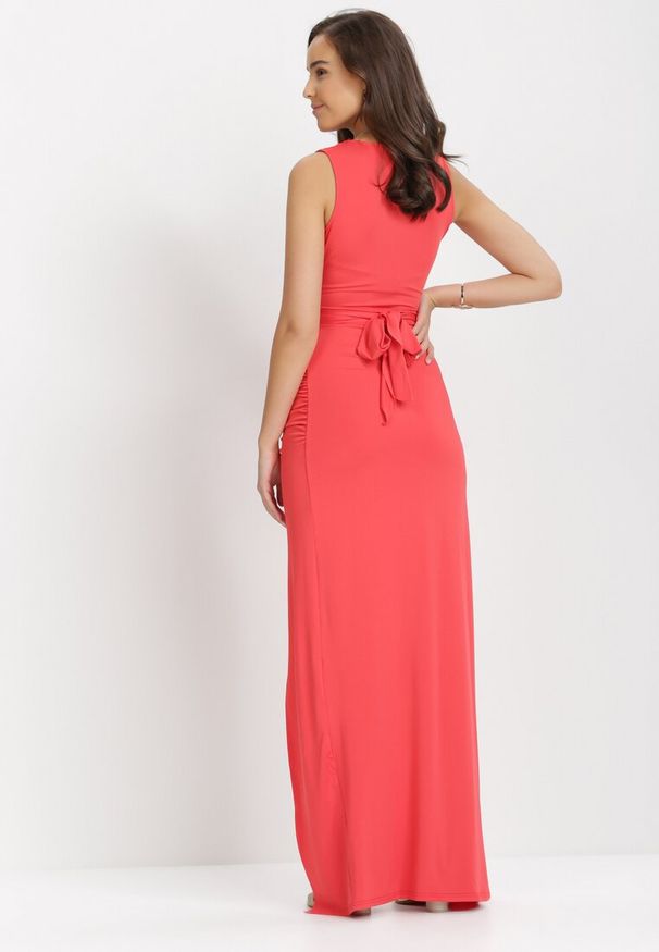 Born2be - Czerwona Sukienka z Kopertowym Dekoltem i Marszczeniem Zdobiona Rozcięciem Parthastos. Okazja: na wesele, na studniówkę, na ślub cywilny, na imprezę. Kolor: czerwony. Wzór: aplikacja. Typ sukienki: kopertowe. Styl: elegancki, klasyczny