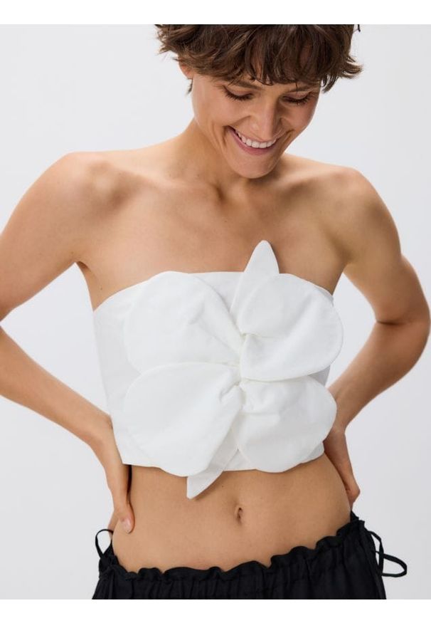 Reserved - Top z kwiatową aplikacją - złamana biel. Materiał: len, wiskoza. Wzór: aplikacja, kwiaty