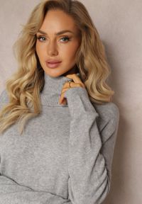 Renee - Szara Pudełkowa Sukienka Dzianinowa z Golfem i Wsuwanymi Kieszeniami Karimelle. Typ kołnierza: golf. Kolor: szary. Materiał: dzianina. Długość rękawa: długi rękaw. Wzór: aplikacja. Styl: klasyczny. Długość: midi #4