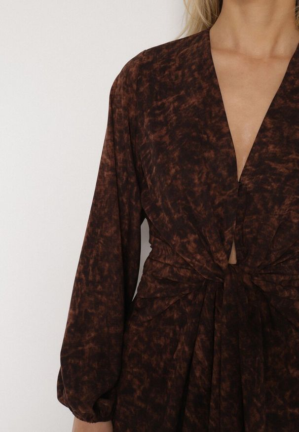 Born2be - Brązowa Sukienka z Marszczeniem i Rozcięciem na Nogę Zobella. Okazja: na co dzień. Kolor: brązowy. Typ sukienki: proste. Styl: casual