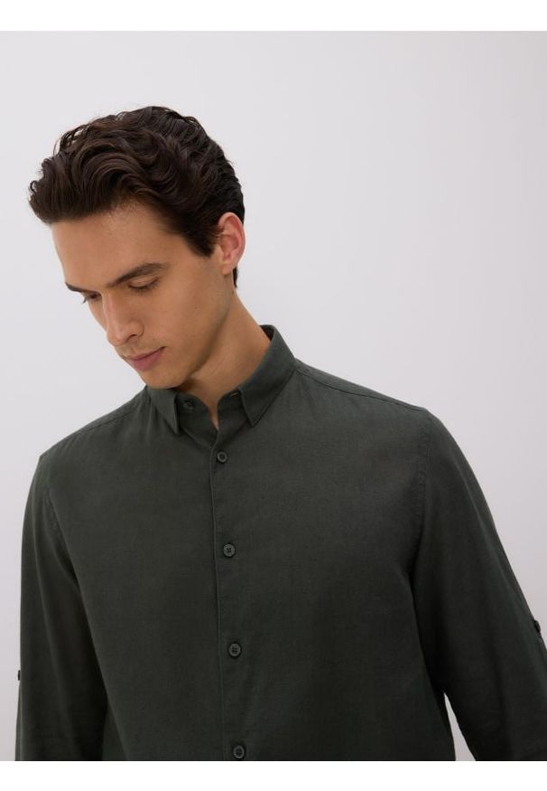 Reserved - Koszula regular z lnem - ciemnozielony. Kolor: zielony. Materiał: len
