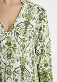 Born2be - Zielona Rozkloszowana Sukienka z Wiskozą w Ornamentalny Wzór Ravapia. Okazja: na co dzień, na spacer. Typ kołnierza: dekolt w kształcie V. Kolor: zielony. Materiał: wiskoza. Sezon: lato. Styl: casual #5
