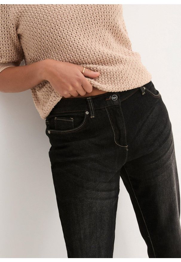 bonprix - Dżinsy ze stretchem o kroju boyfriend, mid waist. Kolor: czarny