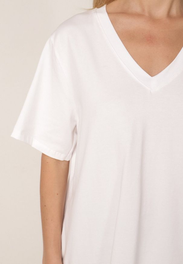 Born2be - Biały T-shirt z Bawełny z Trójkątnym Dekoltem Siliphe. Okazja: na co dzień, na spotkanie biznesowe, do pracy. Kolor: biały. Materiał: bawełna. Styl: biznesowy, casual, elegancki