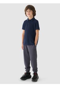 4f - Koszulka polo chłopięca - granatowa. Okazja: na co dzień. Typ kołnierza: polo. Kolor: niebieski. Materiał: bawełna, dzianina. Długość rękawa: krótki rękaw. Długość: krótkie. Wzór: gładki, ze splotem. Sezon: lato. Styl: klasyczny, casual, sportowy #2