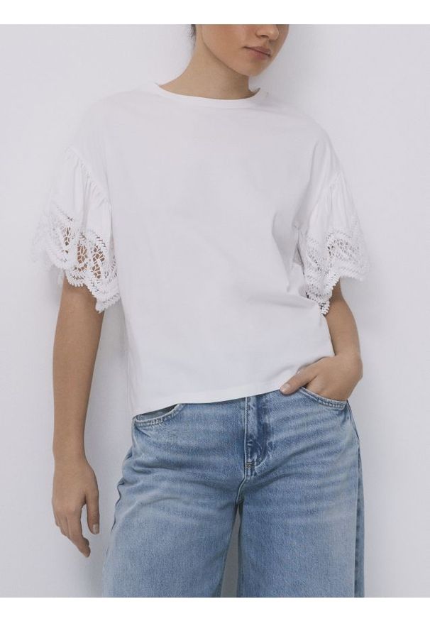 Reserved - Bluzka z ozdobnymi rękawami - biały. Kolor: biały. Materiał: dzianina, bawełna. Wzór: gładki