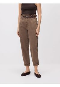 Reserved - Jeansy paperbag - brązowy. Kolor: brązowy