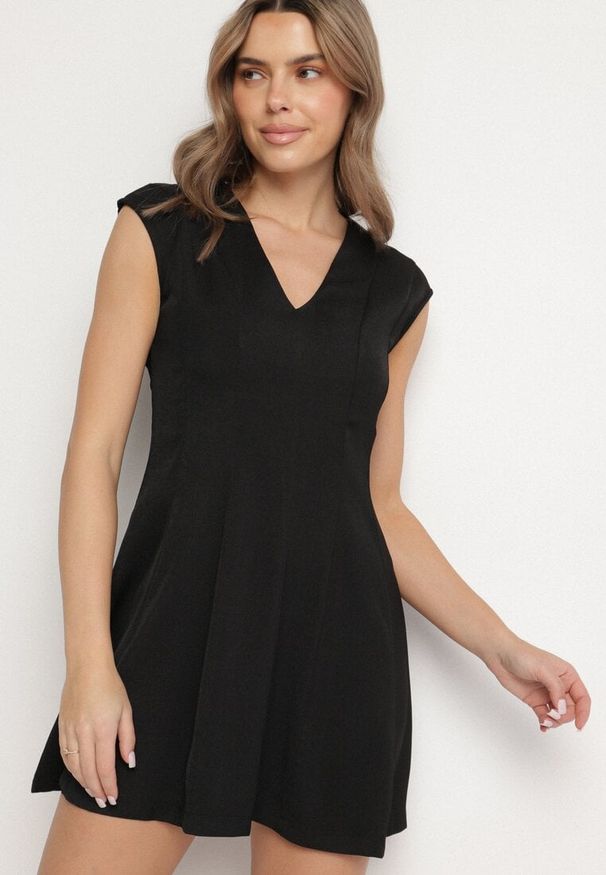 Born2be - Czarna Rozkloszowana Sukienka o Taliowanym Kroju Ellaira. Okazja: na co dzień. Kolor: czarny. Wzór: kolorowy. Styl: casual, elegancki