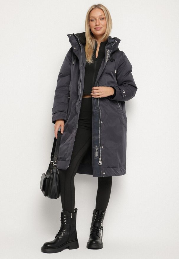 Born2be - Granatowa Pudełkowa Kurtka Typu Parka z Kapturem i Kieszeniami Kaithraea. Typ kołnierza: kaptur. Kolor: niebieski. Materiał: jeans. Sezon: zima. Styl: elegancki, klasyczny
