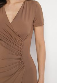 Born2be - Brązowa Dopasowana Sukienka z Wiskozą o Kopertowym Kroju z Marszczeniem Talisia. Okazja: na co dzień. Typ kołnierza: dekolt w kształcie V. Kolor: brązowy. Materiał: wiskoza. Długość rękawa: krótki rękaw. Typ sukienki: kopertowe. Styl: elegancki, casual #3
