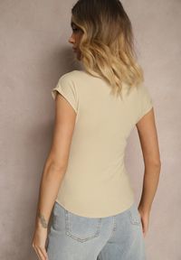 Renee - Beżowy Dopasowany T-shirt z Ozdobnymi Guziczkami i Wycięciem przy Dekolcie Benolla. Okazja: na co dzień. Kolor: beżowy. Materiał: jeans. Wzór: aplikacja. Styl: elegancki, casual #4
