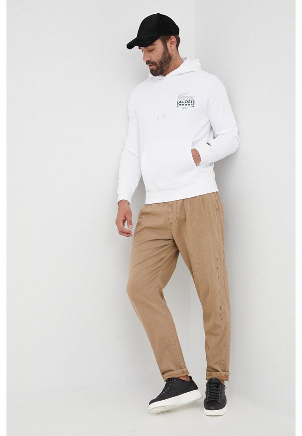 Lacoste bluza bawełniana męska kolor biały z kapturem z nadrukiem. Okazja: na co dzień. Typ kołnierza: kaptur. Kolor: biały. Materiał: bawełna. Wzór: nadruk. Styl: casual
