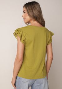 Born2be - Ciemnozielona Bluzka z Bawełny z Ażurowymi Falbankami Zamiast Rękawów Vodelia. Typ kołnierza: kołnierz z falbankami. Kolor: zielony. Materiał: bawełna. Wzór: ażurowy #3