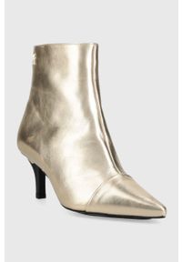 TOMMY HILFIGER - Tommy Hilfiger botki skórzane FW0FW07048 POINTY HEEL BOOT GOLD damskie kolor złoty na szpilce. Kolor: złoty. Materiał: skóra. Obcas: na szpilce. Wysokość obcasa: średni #3