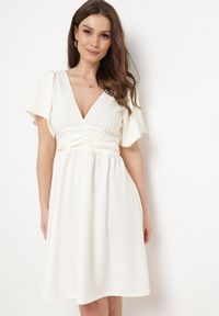 Born2be - Jasnobeżowa Krótka Sukienka z Luźnym Rękawem Bainasa. Kolor: beżowy. Długość: mini #1