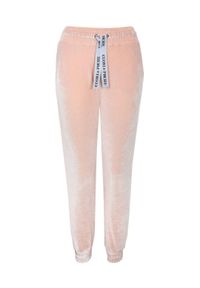 CUORI e PICCHE - Brzoskwiniowe spodnie dresowe PEACH NISO. Kolor: różowy, wielokolorowy, fioletowy. Materiał: dresówka. Wzór: aplikacja