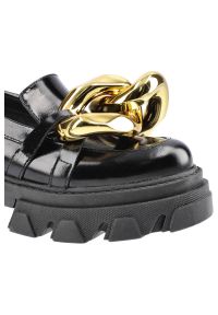 Półbuty damskie Carinii, naturalna skóra lakierowana na wysokiej podeszwie ze złotym elementem łańcucha nad palcami, czarne, B5976_-037-000-000-E33. Okazja: na co dzień, do pracy. Zapięcie: bez zapięcia. Kolor: czarny. Szerokość cholewki: normalna. Materiał: lakier, skóra, materiał. Sezon: wiosna. Obcas: na obcasie. Styl: casual, elegancki. Wysokość obcasa: niski #4