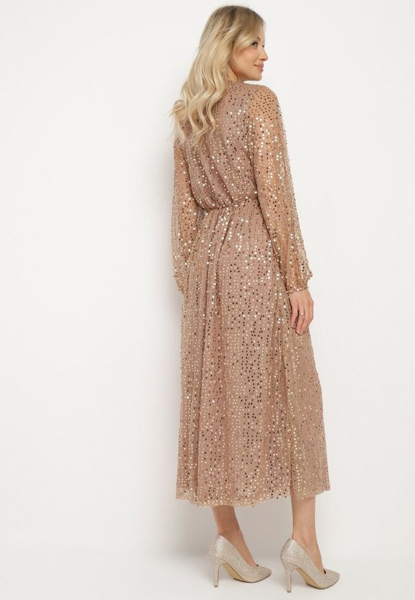Born2be - Złota Sukienka Siateczkowa o Kopertowym Kroju Zdobiona Cekinami Boniga. Typ kołnierza: dekolt w kształcie V. Kolor: złoty. Wzór: aplikacja. Typ sukienki: kopertowe. Styl: wizytowy, klasyczny
