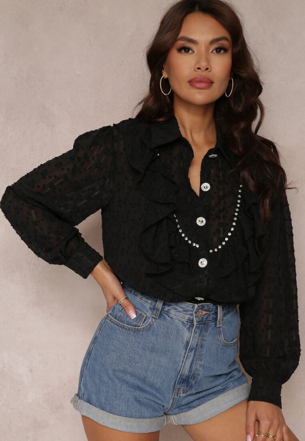 Renee - Czarna Koszula Plumeti z Falbanką i Metaliczną Nitką Eutria. Typ kołnierza: kołnierz z falbankami. Kolor: czarny. Materiał: tkanina. Wzór: aplikacja